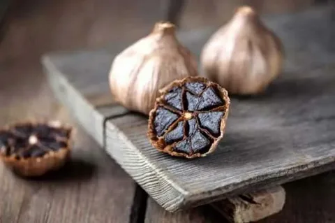 تصویر 4 از خرید سیر سیاه مرغوب همدان + قیمت فروش استثنایی