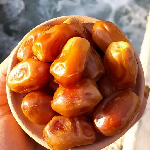 خرما زاهدی مرغوب با بافت نرم و خوش‌ خوراک