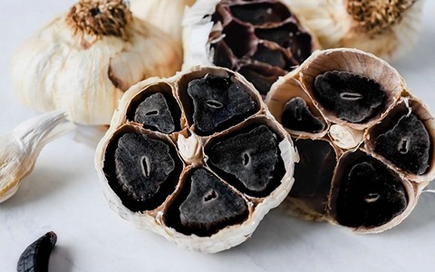 تصویر 2 از قیمت خرید سیر سیاه اصفهان عمده به صرفه و ارزان