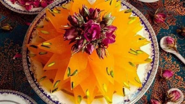 تصویر 1 از قیمت خرید مسقطی زعفرانی با تزئین پسته با فروش عمده