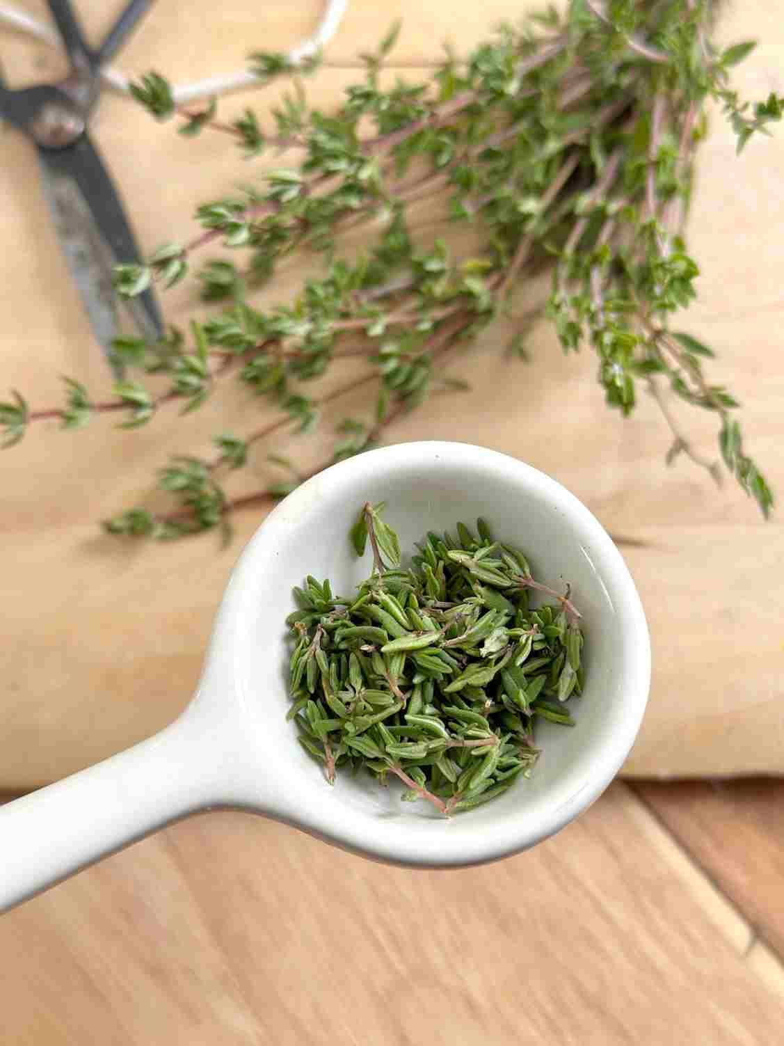 تصویر 3 از فروش عسل آویشن طبیعی و سنتی به قیمت ارزان