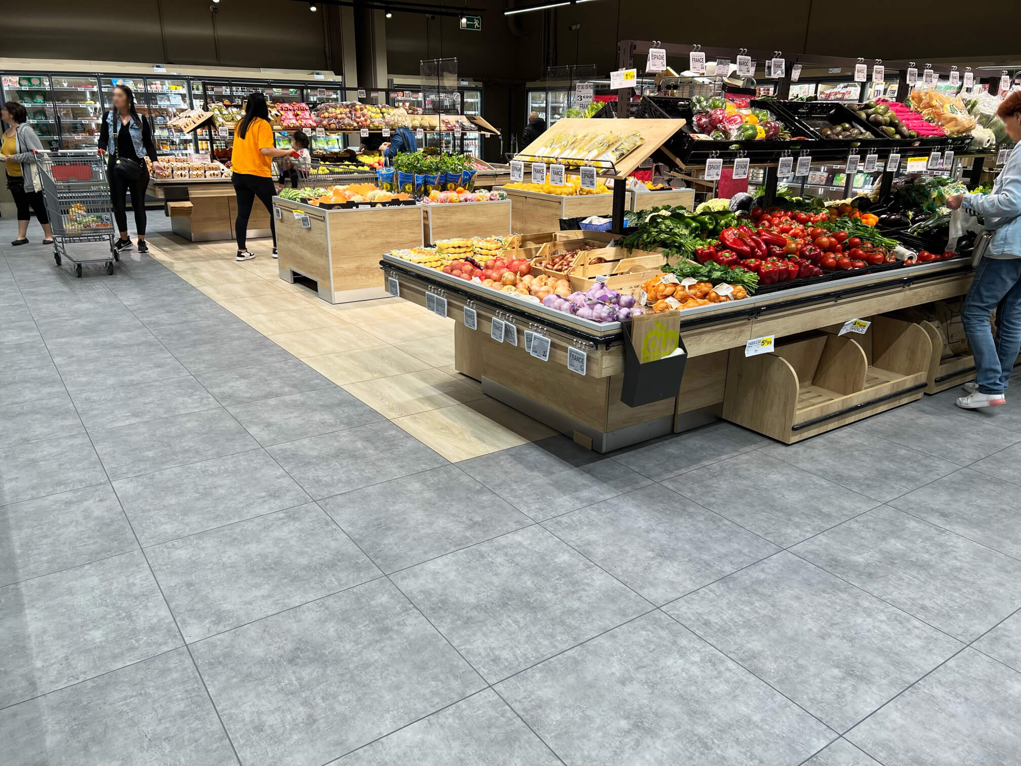 تصویر 1 از فروش کفپوش پی‌وی‌سی برای فروشگاه‌ها و مجتمع‌های تجاری طراحی حرفه‌ای کف