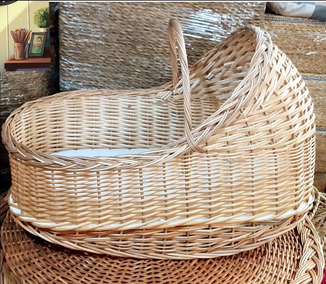 گهواره حصیری + نوزاد + سبد گل