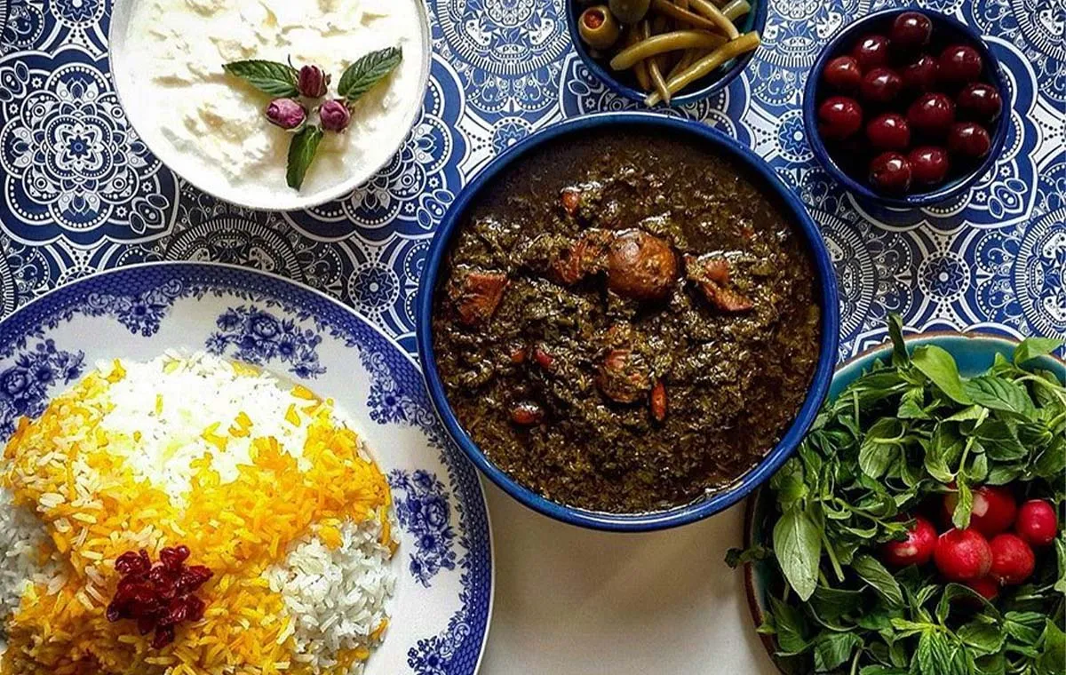 تصویر 3 از کنسرو  خورشت  قرمه‌سبزی  خوش عطر با قیمت استثنایی