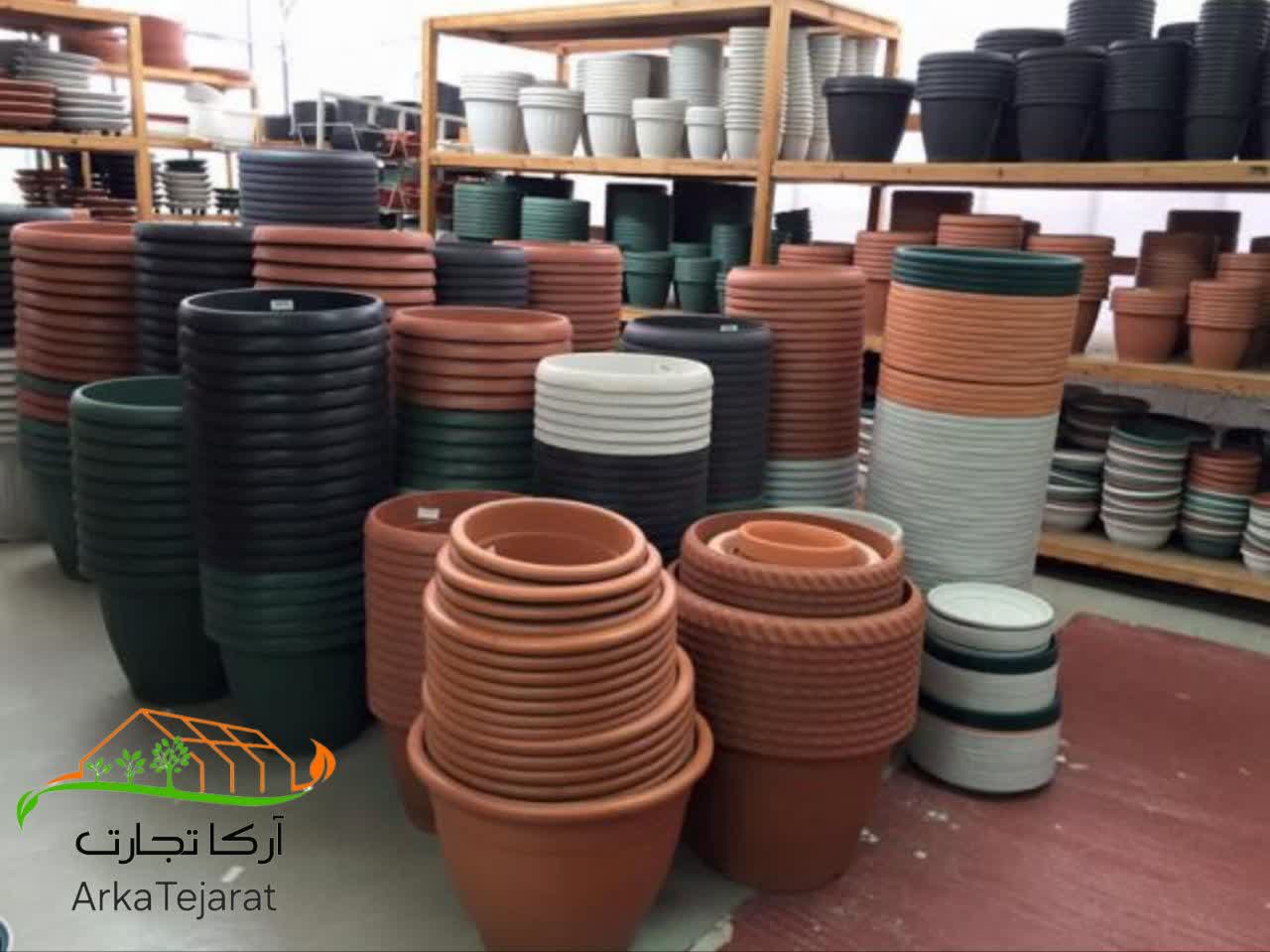 گلدان پلاستیکی مربعی با ظاهر ساده و بدنه مقاوم