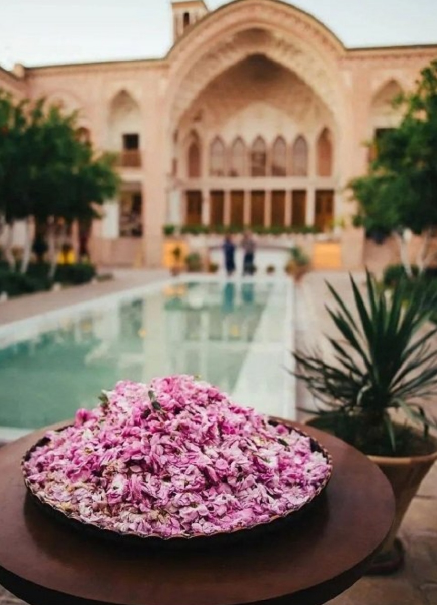 گلاب دو اتیشه بهارستان رایحه اصیل برگرفته از گل های تازه