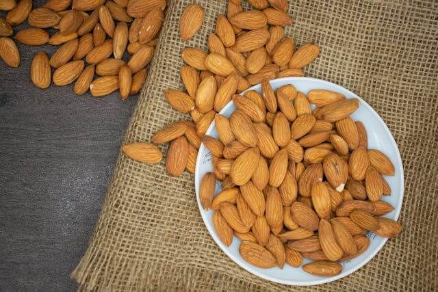تصویر 1 از خرید بادام ایرانی ممتاز + بسته‌ بندی حرفه‌ای، آماده صادرات