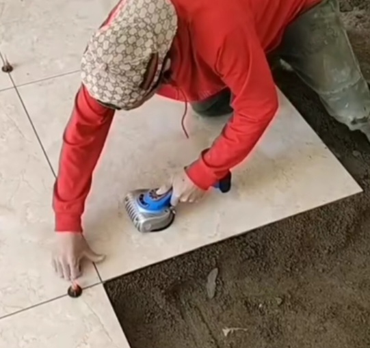 تصویر 2 از فروش چسب کاشی پودری و آماده مصرف برای اجرای سریع و آسان