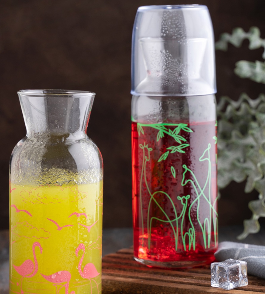 تصویر 1 از فروش عمده بطری شیشـه ای مانا با لیوان (طرح دار)  گنجایش 680 میلی لیتر + قیمت خرید به صرفه