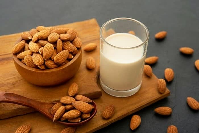 تصویر 2 از شیر بادام نیمه آماده عمده 400 گرمی