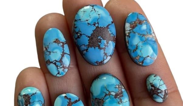 سنگ فیروزه یشمی با بافت طبیعی و طرح جذاب