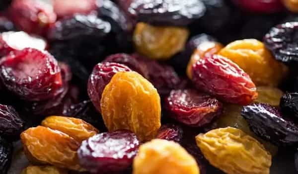 آلو بخارا خورشتی سیاه با بافت گوشتی و طعم غنی