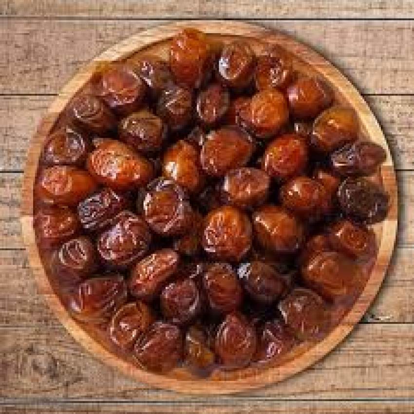 فروشنده خرما خاصویی تازه در بازار داخلی