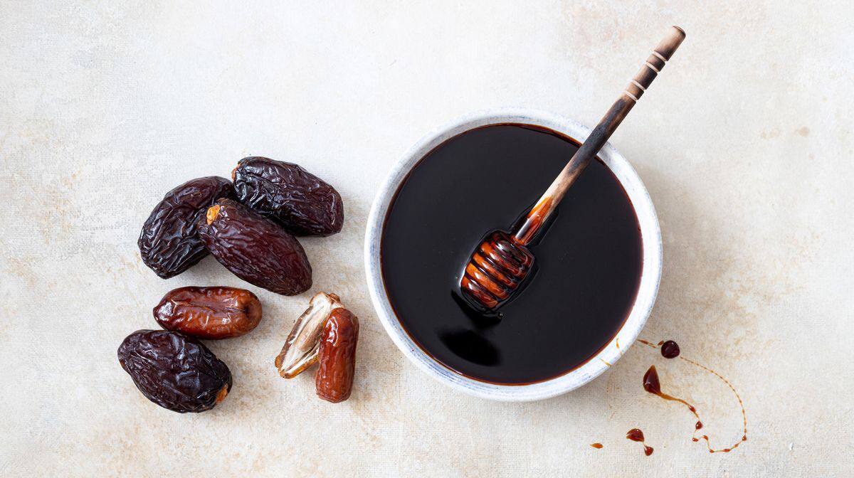شیره خرما همدان حاصل فرآوری سنتی با رنگ تیره طبیعی