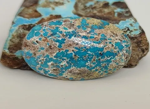 تصویر 2 از انواع سنگ فیروزه عنکبوتی با درخشش طبیعی و جلوه ویژه