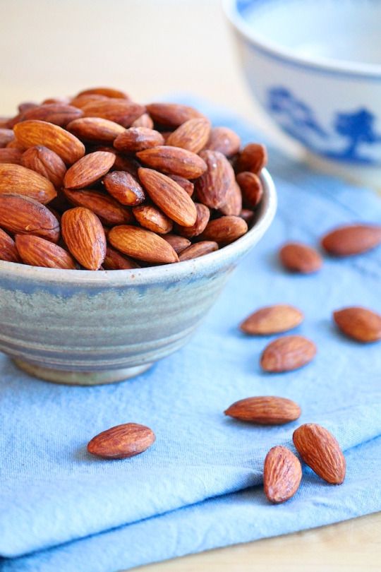 مغز بادام تلخ با بسته بندی کارتنی مناسب فروشگاه ها