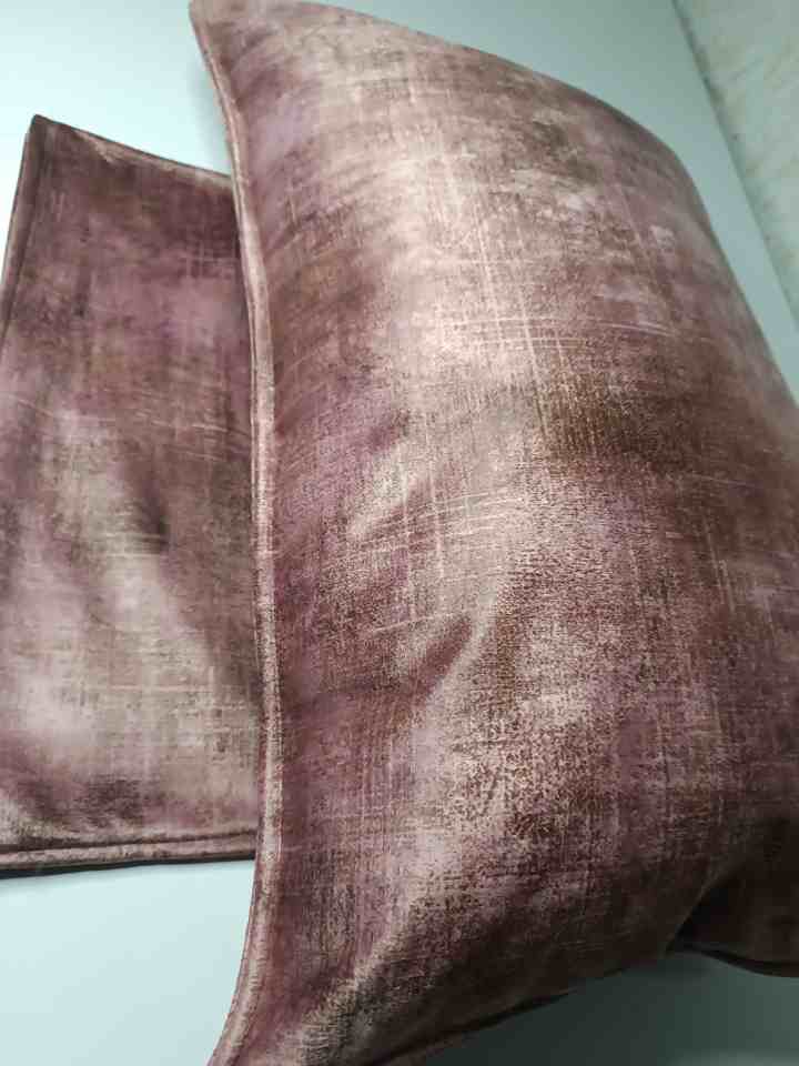 تصویر 2 از قیمت خرید روبالشتی مخمل سوخته قهوه ای رزگلد زیپ دار سایز 50 × 70 سانتی متر + عمده