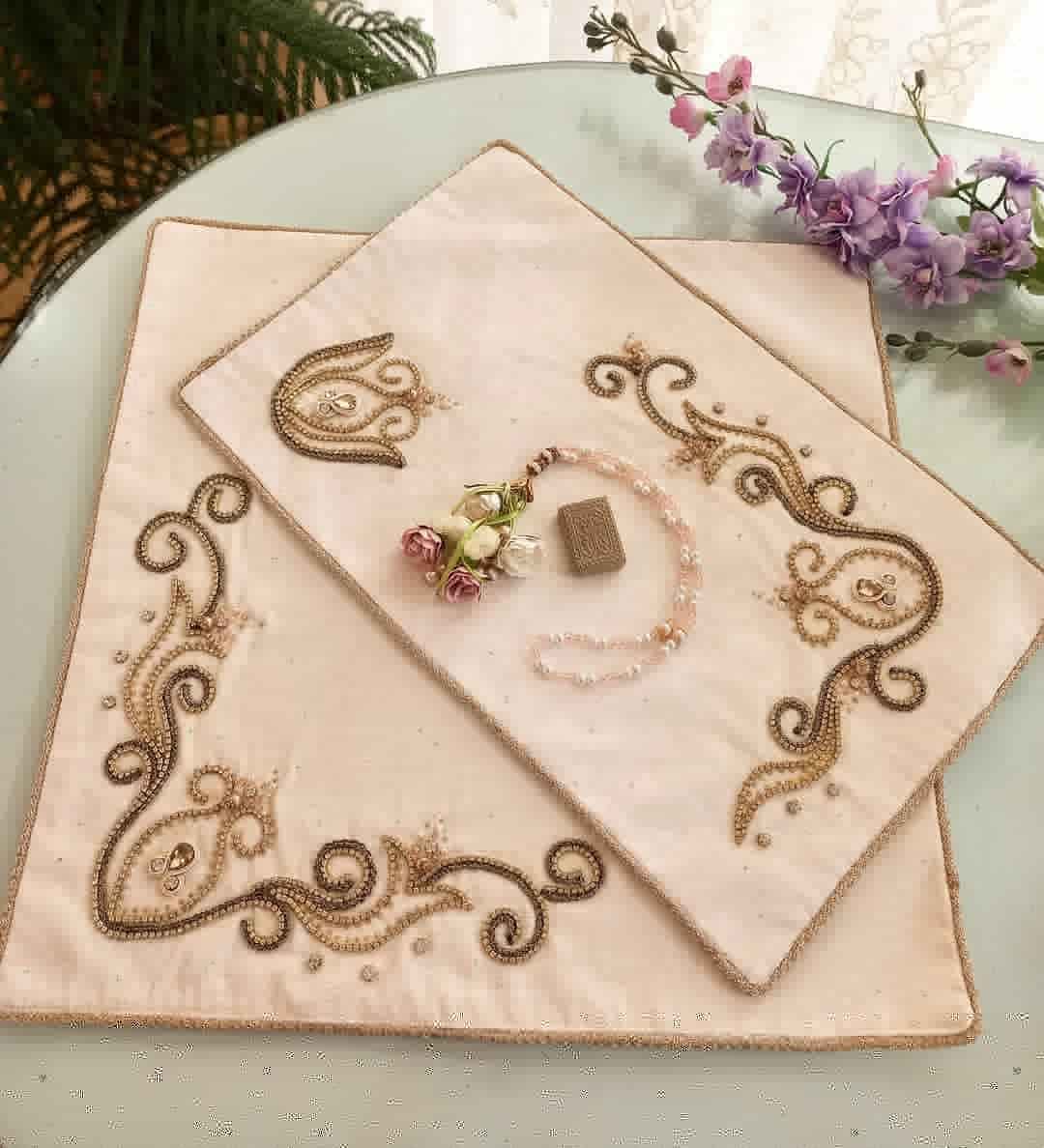سجاده گلدوزی با دست الگوی گل‌ دار و بر جسته
