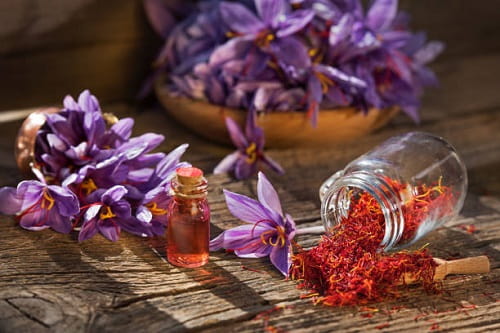 زعفران تازه‌ ساییده با عطر نافذ