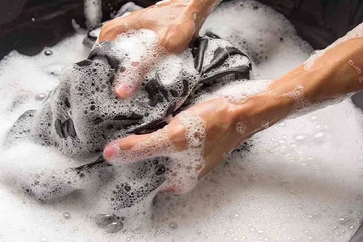 تصویر 1 از خرید و فروش مایع نرم کننده لباس مشکی با شرایط فوق العاده