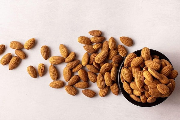 تصویر 2 از بادام درختی با پوست نازک قهوه ای روشن مناسب مصرف خانگی