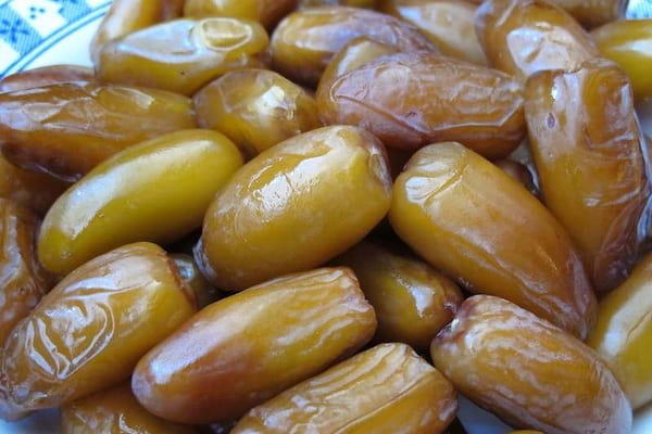 خرما عسلی طبس طلایی و نرم با طعم به یاد ماندنی
