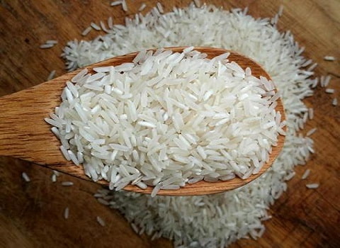 برنج طارم سنگی رنگ طبیعی و دانه‌ شفاف تولید شده در شالیزار های ایران