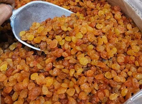 تصویر 2 از کشمش پلویی فله رنگ روشن و جذاب با طعمی ملایم و دلنشین