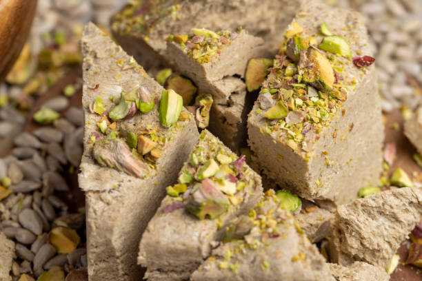 تصویر 3 از حلوا ارده پر مغز مخلوط چهار نوع آجیل