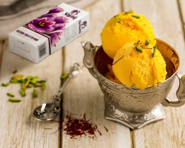 تصویر 4 از بستنی سنتی زعفرانی اصیل با تکه های درشت پسته اعلا