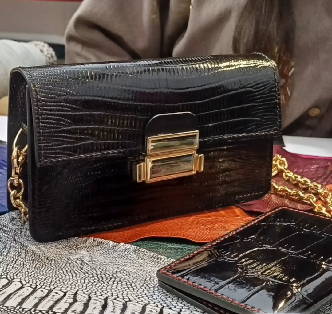 کیف دوشی زنانه مجلسی چرم دست دوز بسیار ویژه