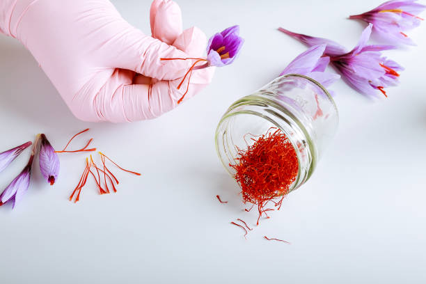 زعفران نگین درجه یک در بسته‌ بندی شیشه‌ ای لوکس