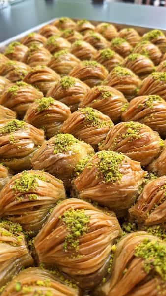 تصویر 1 از باقلوا پسته با گلاب و زعفران لذیذ درجه‌ یک