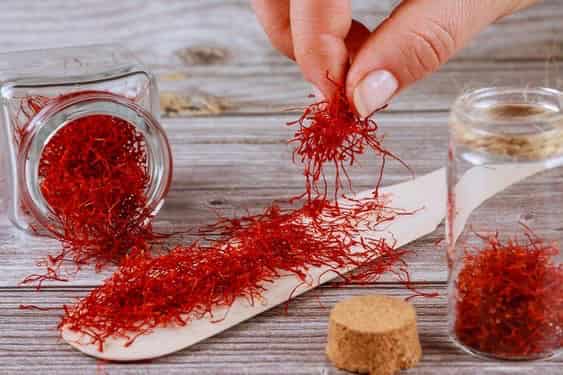 زعفران تازه برداشت شده با رنگ ‌دهی قوی و طبیعی