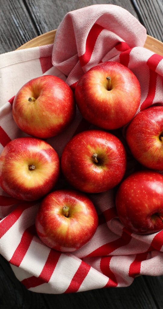 تصویر 1 از سیب قرمز تازه و آبدار با طعم شیرین و طبیعی