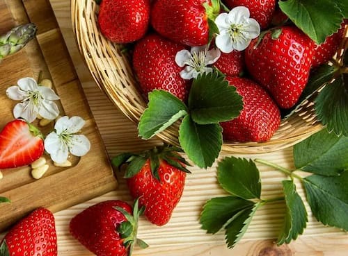 توت‌ فرنگی خشک بدون شکر افزوده