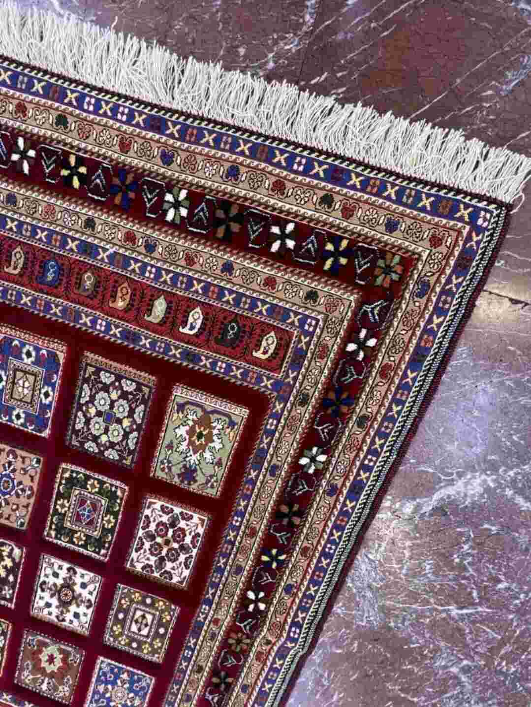 گلیم زمینه زرشکی دست بافت سیرجان طرح خشتی