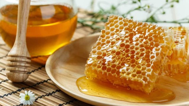 عسل چهل گیاه ملک خاتون با رنگ طبیعی طلایی
