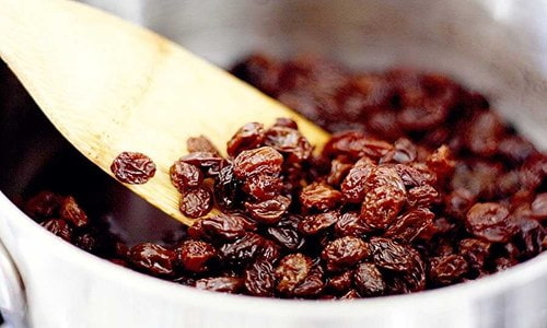 کشمش تیزابی خرمایی مناسب افزودن به غذاها و میان وعده ها