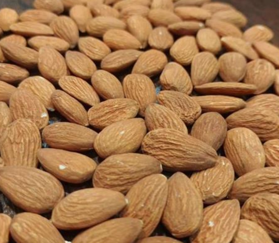 تصویر 1 از بادام مامایی با پوست نازک کاغذی و مغز سفید شیری