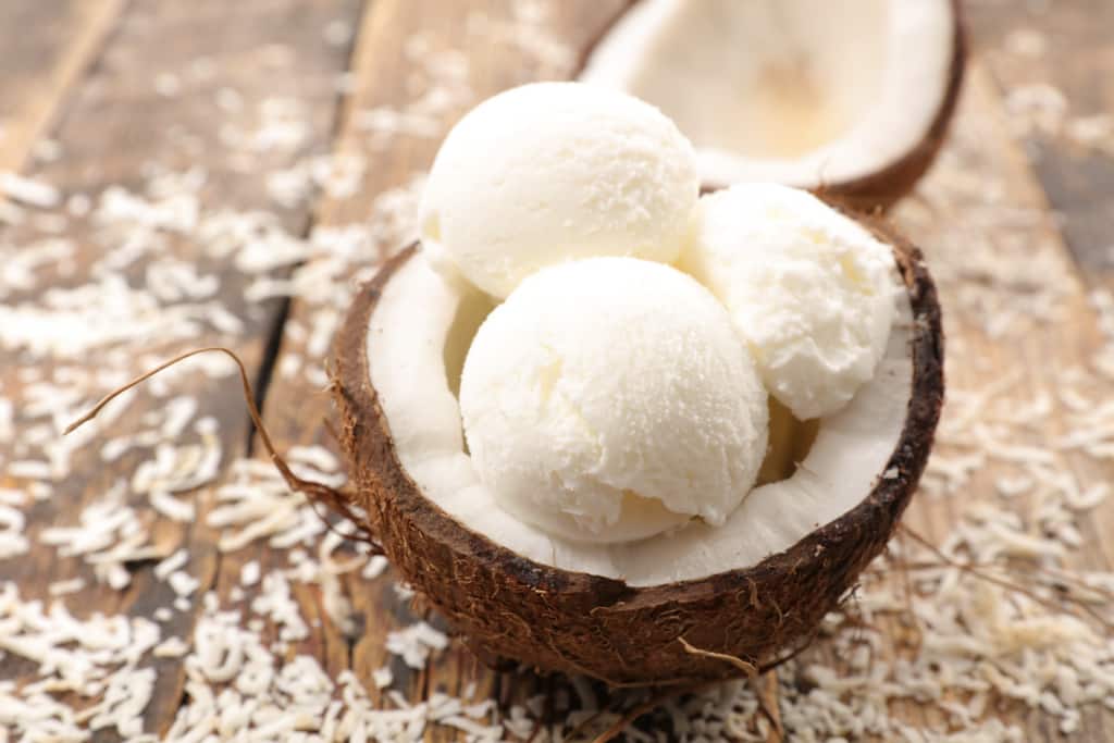 تصویر 1 از بستنی نارگیلی روز با بافت نرم و تکه های نارگیل