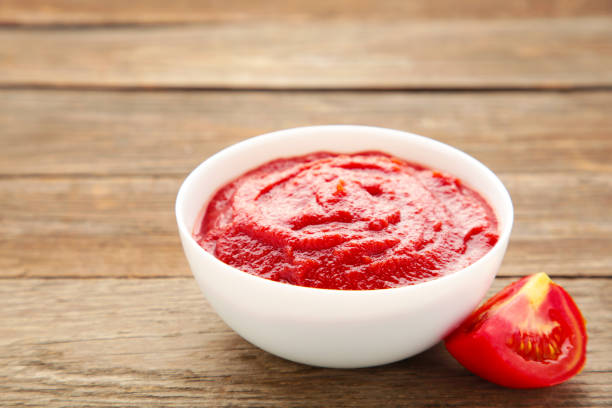 رب گوجه فرنگی مشگین شهر سنتی پخته شده در دیگ مسی