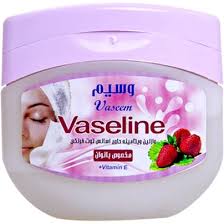 تصویر 1 از وازلین توت فرنگی با عطر و طعم طبیعی بهترین محافظ برای پوست