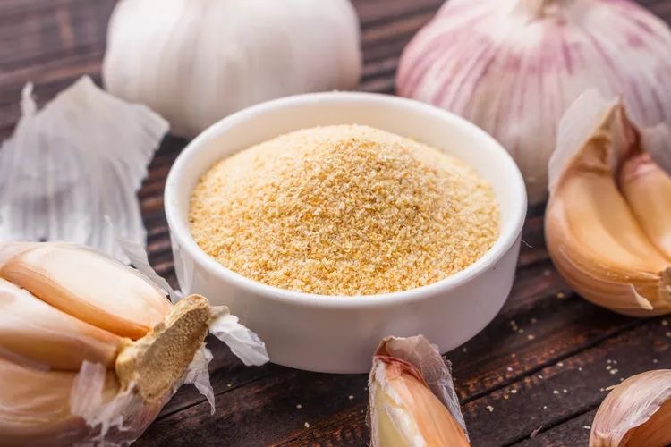 پودر سیر کره ای خوش‌ عطر مناسب مزه‌ دار کردن مرغ