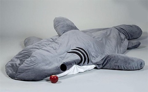 تصویر 2 از پتو کوسه ای طراحی جذاب برای کودکان و بزرگسالان