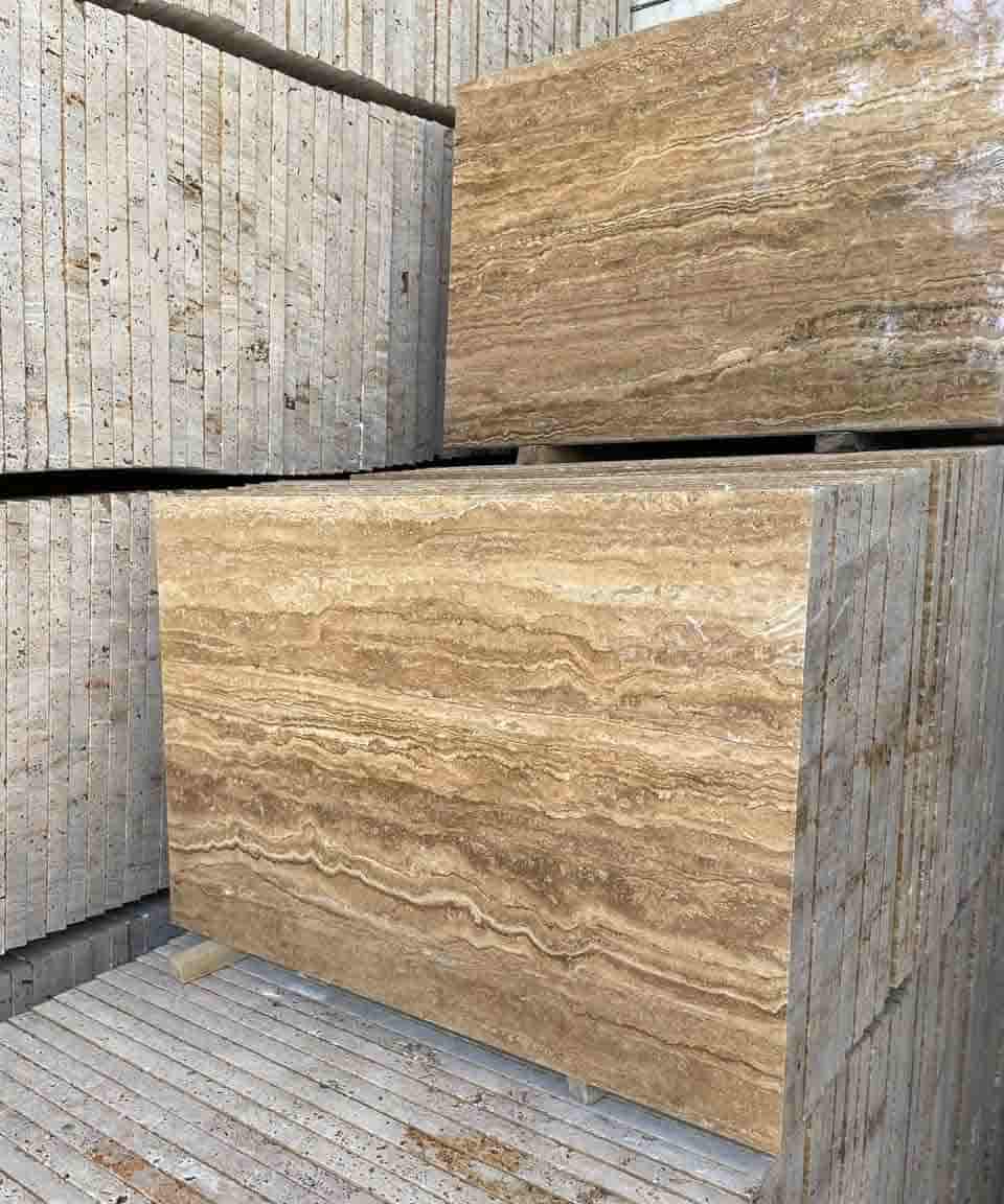سنگ تراورتن موج دار با رنگ گرم و یکنواخت