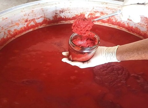 تصویر 2 از رب گوجه‌ فرنگی سنتی با رنگ طبیعی بدون سیاهی