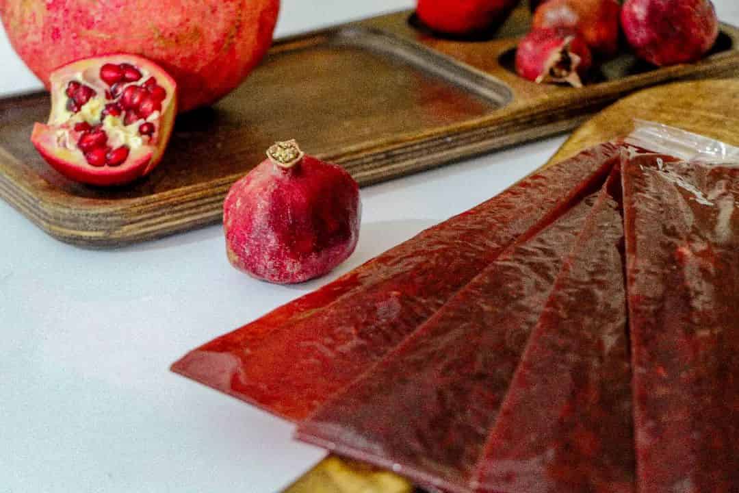 تصویر 1 از لواشک انارو سیب کشیده با بافتی لطیف و حس تازگی  با  ترکیبی متعادل و دلنشین