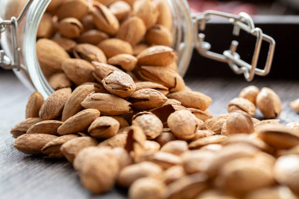 تصویر 4 از بادام درختی نمکی با پوست کاغذی مناسب تهیه آجیل