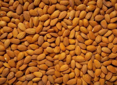 مغز بادام اصفهان سالم و مقوی مناسب میان‌ وعده و آجیل